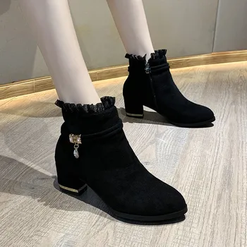 2023 moda ayakkabılar Kadınlar için Yan Fermuar bayan Botları Kış Süet Sivri Burun Katı Kısa Varil Tıknaz Topuk Moda Çizmeler