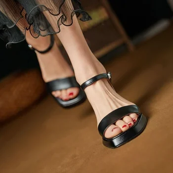 2023 Moda kadın ayakkabısı Tek kelime Toka kadın Sandalet Tatlı Zarif Elbise Sandalet Kadın Kare Ayak Düz Topuklu Sandalet