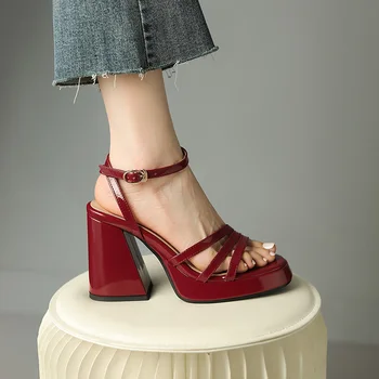 2023 yeni Kadın sandalet artı boyutu 22-26. 5 cm patent deri + Mikrofiber kalın topuklu sandalet kadın yaz ayakkabı Avrupa ve Amerika