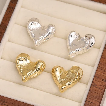AENSOA Klasik Aşk Kalp Bakır Folyo Doku metal saplama küpe Kadınlar için 2023 Trend Altın Renk Basit Kalp Küpe Hediye