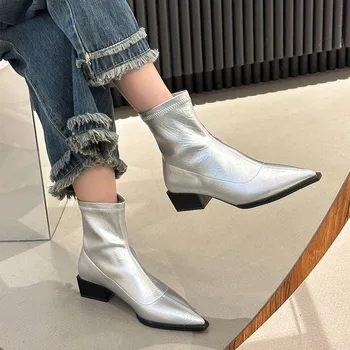 Kadınlar için Ayakkabı 2023 Yeni Yüksek Kaliteli Gümüş bayan Botları Seksi Sivri Burun Orta Topuk yarım çizmeler Şık Ofis kadın ayakkabısı