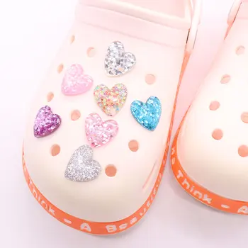 Toptan 50 adet Reçine Ayakkabı Takılar Renkli Sevimli Pullu Kalp Aksesuarları Sandalet Dekorasyon Croc Jıbz Çocuklar X-mas Hediye